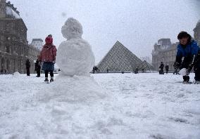Paris Under The Snow At The Louvre - Paris