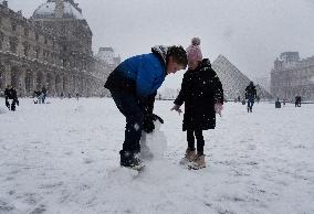 Paris Under The Snow At The Louvre - Paris