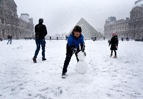 Paris Under The Snow At The Louvre - Paris