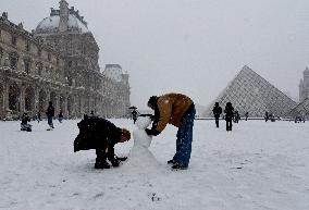 Paris Under The Snow At The Louvre - Paris