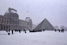 Paris Under The Snow At The Louvre - Paris