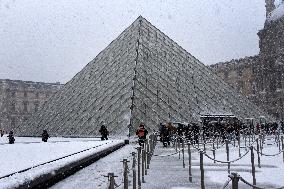 Paris Under The Snow At The Louvre - Paris