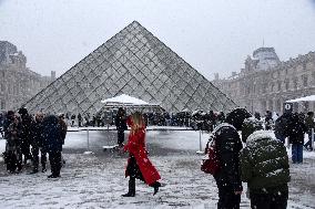 Paris Under The Snow At The Louvre - Paris