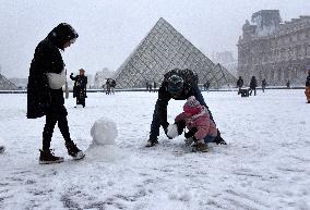 Paris Under The Snow At The Louvre - Paris