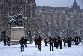 Paris Under The Snow At The Louvre - Paris