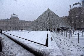 Paris Under The Snow At The Louvre - Paris