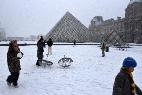 Paris Under The Snow At The Louvre - Paris