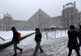 Paris Under The Snow At The Louvre - Paris
