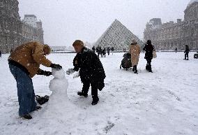 Paris Under The Snow At The Louvre - Paris