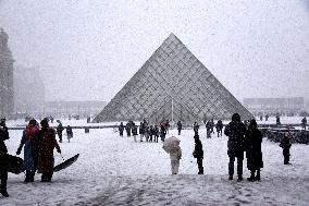 Paris Under The Snow At The Louvre - Paris