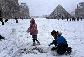 Paris Under The Snow At The Louvre - Paris