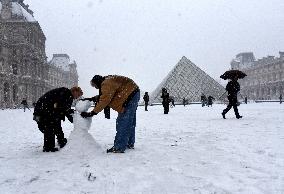 Paris Under The Snow At The Louvre - Paris