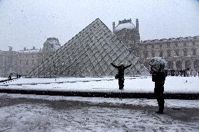 Paris Under The Snow At The Louvre - Paris