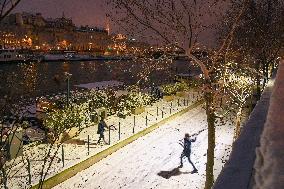 Paris Under The Snow - Paris