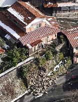 Strong quakes hit western Japan