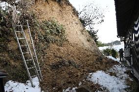 Strong quakes hit western Japan