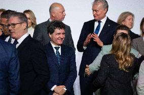 Coalition of the Willing Summit - Family Photo - Paris