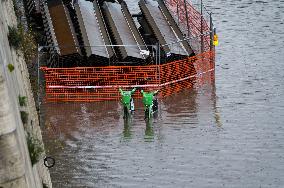 Tiber Banks Closed Due To Flooding - Rome