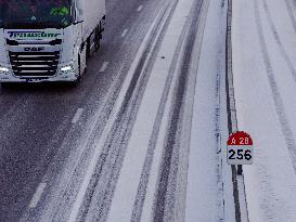Traffic on the A28 during snowfall - Franqueville