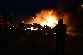 Farmers Block Roundabout Near A61 in Castelnaudary