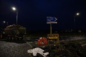 Farmers Block Roundabout Near A61 in Castelnaudary