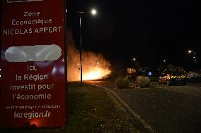 Farmers Block Roundabout Near A61 in Castelnaudary