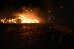 Farmers Block Roundabout Near A61 in Castelnaudary