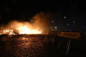Farmers Block Roundabout Near A61 in Castelnaudary