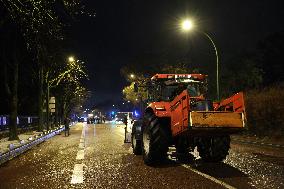 Several Dozen Farmers From The Coordination Rurale At Porte d Auteuil - Paris