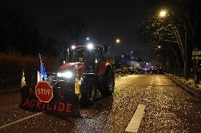 Several Dozen Farmers From The Coordination Rurale At Porte d Auteuil - Paris