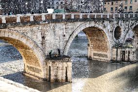 High Water Continues on Tiber River - Rome