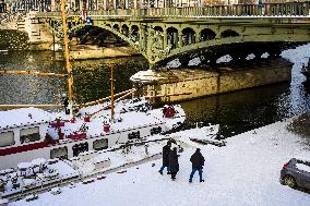 Illustration - Paris Under the Snow - Paris