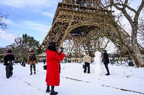Illustration - Paris Under the Snow - Paris
