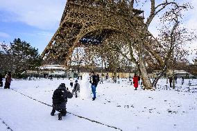 Illustration - Paris Under the Snow - Paris