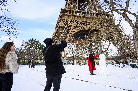 Illustration - Paris Under the Snow - Paris