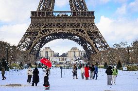 Illustration - Paris Under the Snow - Paris