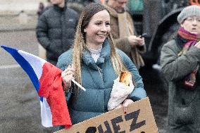 Several Dozen Farmers From The Coordination Rurale - Paris
