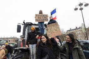 Several Dozen Farmers From The Coordination Rurale - Paris