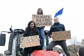 Several Dozen Farmers From The Coordination Rurale - Paris