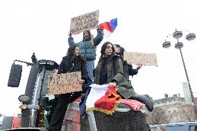 Several Dozen Farmers From The Coordination Rurale - Paris