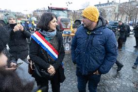 Several Dozen Farmers From The Coordination Rurale - Paris