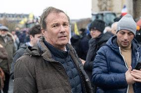 Several Dozen Farmers From The Coordination Rurale - Paris