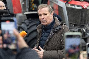 Several Dozen Farmers From The Coordination Rurale - Paris