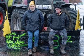 Several Dozen Farmers From The Coordination Rurale - Paris