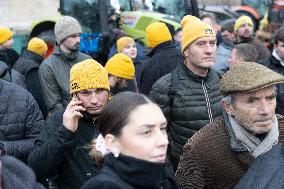 Several Dozen Farmers From The Coordination Rurale - Paris