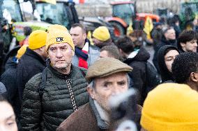 Several Dozen Farmers From The Coordination Rurale - Paris