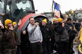 Several Dozen Farmers From The Coordination Rurale - Paris
