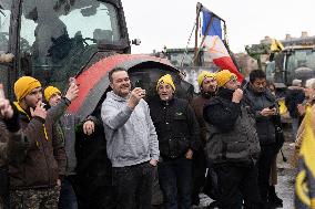 Several Dozen Farmers From The Coordination Rurale - Paris