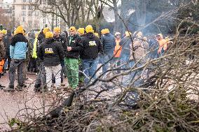 Several Dozen Farmers From The Coordination Rurale At Porte d Auteuil - Paris