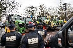 Several Dozen Farmers From The Coordination Rurale At Porte d Auteuil - Paris